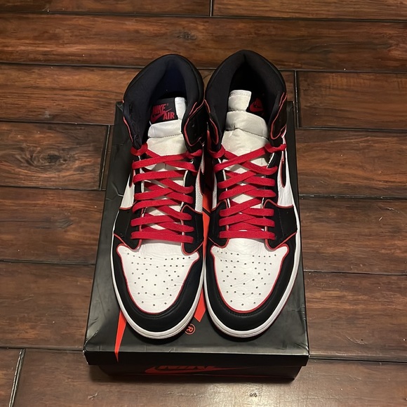Air Jordan 1 Retro High Bloodline - Picture 2 of 6